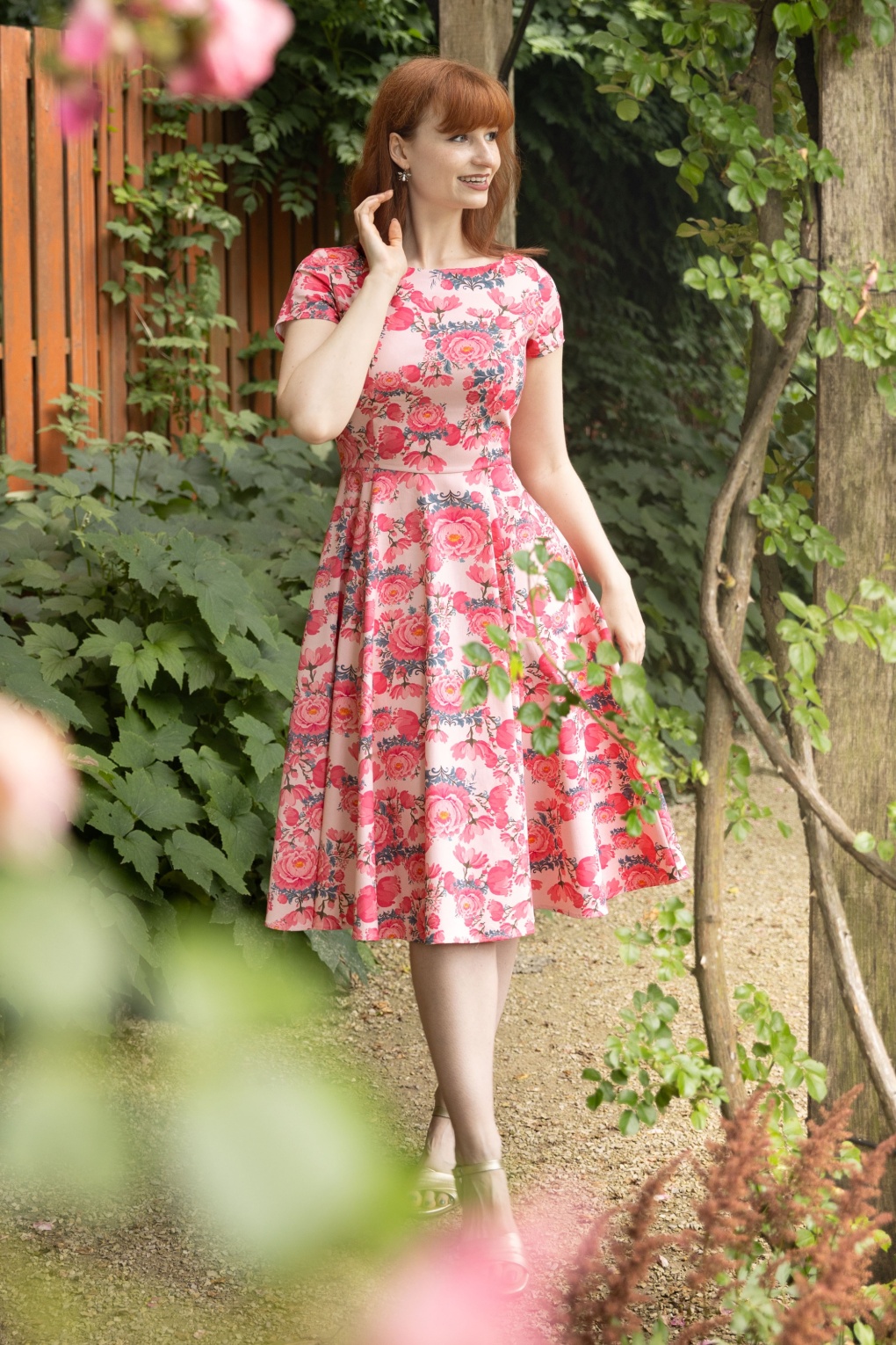 Topvintage exclusive ~ Adriana Floral swing jurk in roze