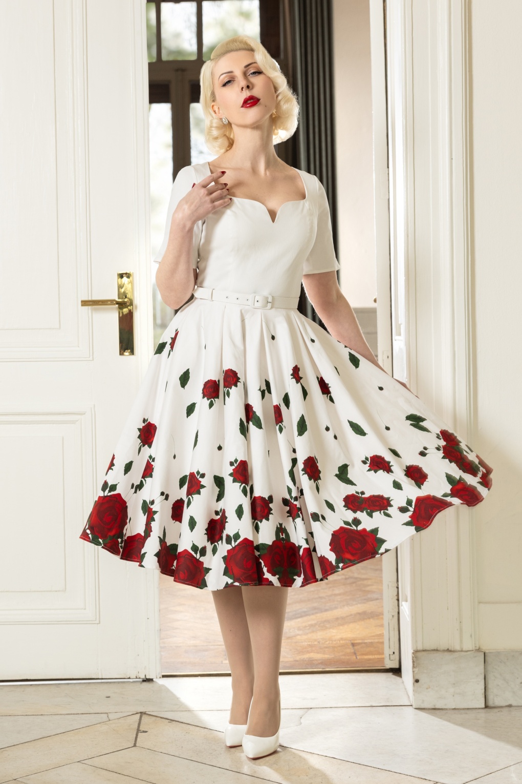 Topvintage exclusive ~ The Ella Rose swing jurk in wit